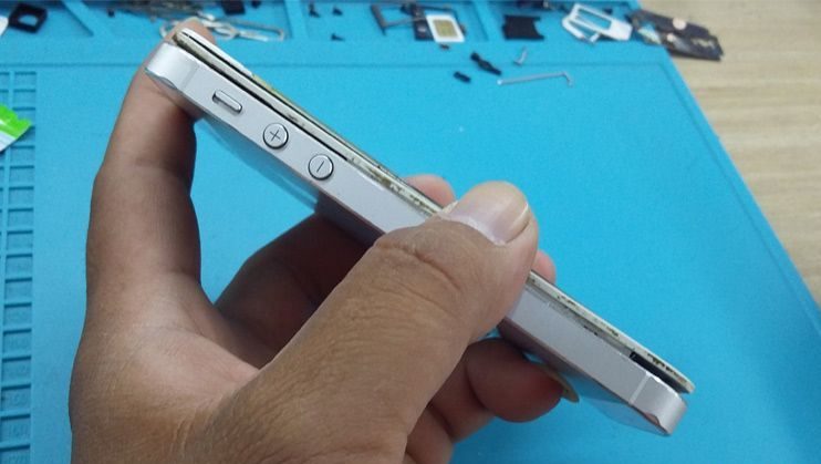 Pin iPhone 5 bị phồng gây hở màn hình, gây lỗi màn hình
