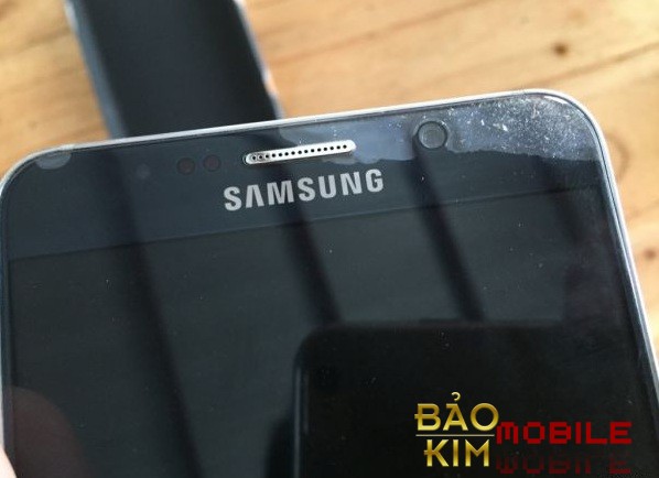 Samsung Note 5 bị bong sơn, tróc thủy là lỗi căn bản của dòng máy này.