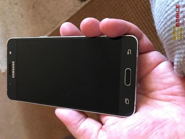 Samsung J5 2016 bị rơi vỡ chết đen màn hình