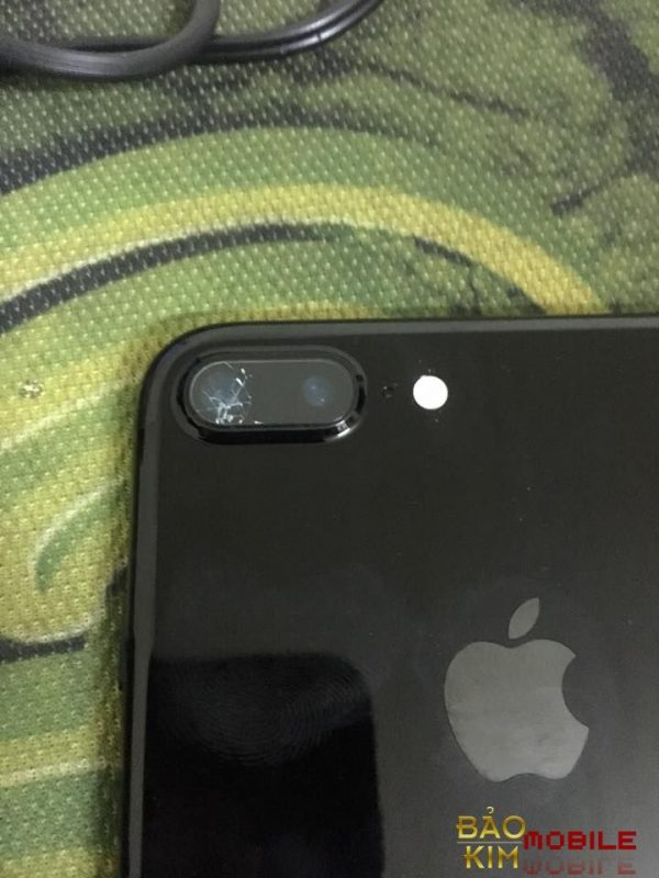Hình ảnh kính camera iPhone 7 Plus bị nhiều vết rạn nứt