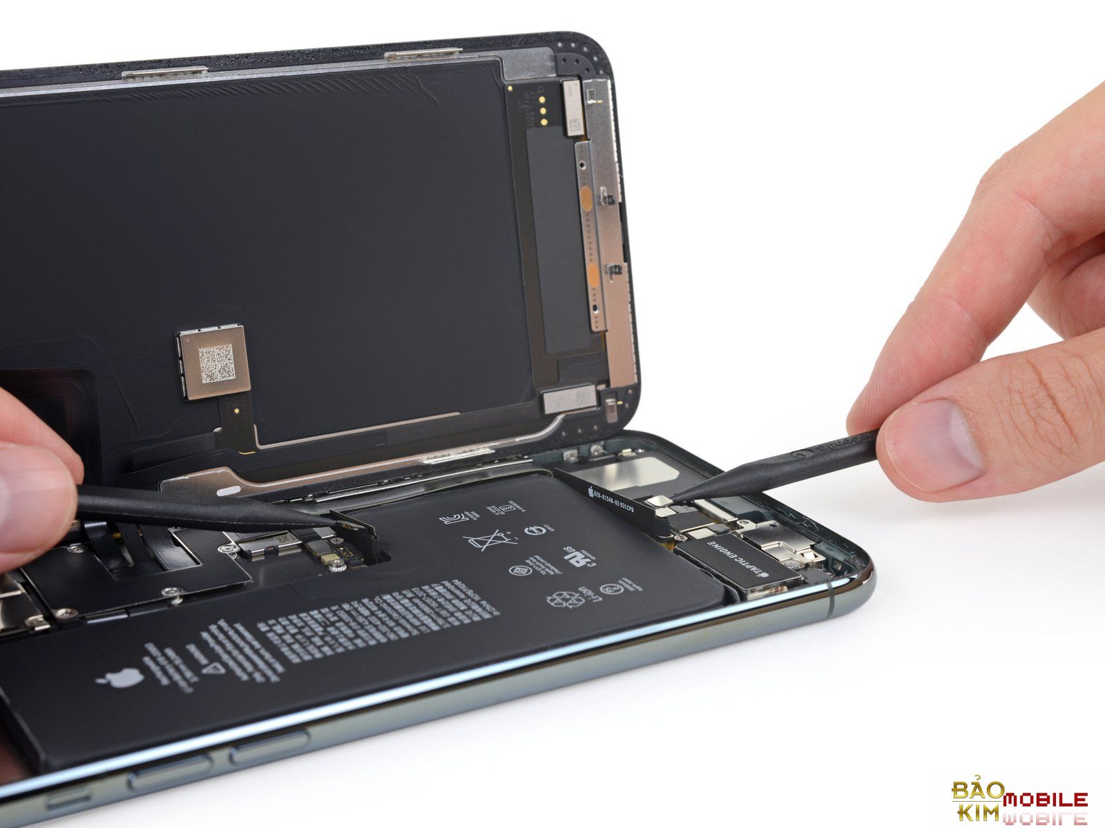 Kỹ thuật đang tháo lắp thay nắp lưng iPhone 11, 11 Pro Max