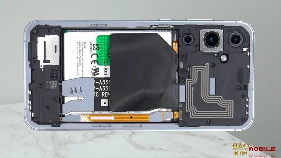 Samsung A55 sạc báo độ ẩm