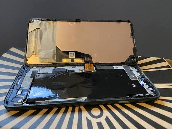 Nên thay màn hình iPhone ở đâu?
